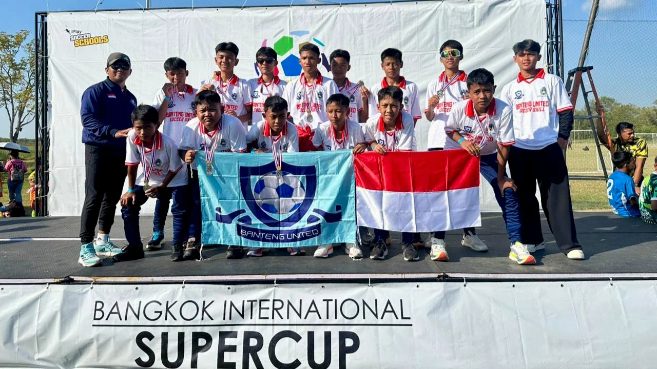 Skuad Banteng United berfoto dengan bendera Merah Putih di Bangkok