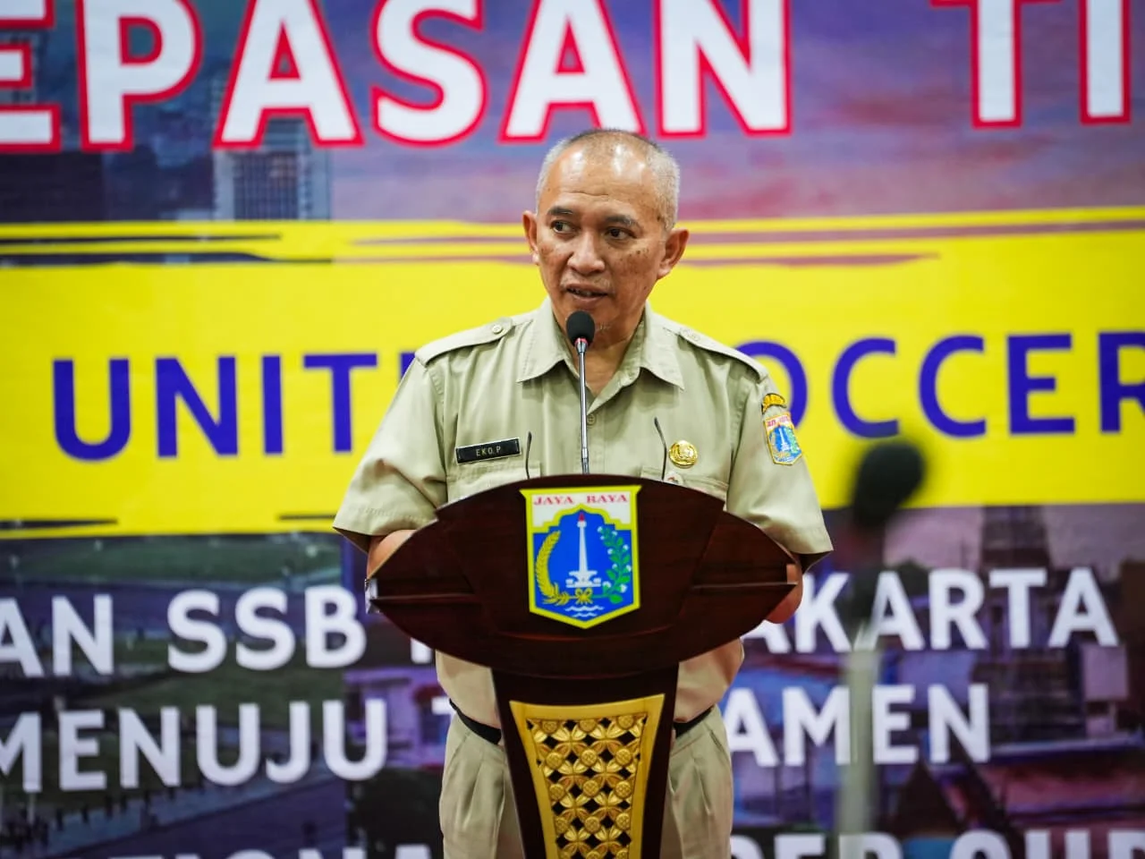 Kepala Sudin Pemuda dan Olahraga Jakarta Barat memberi sambutan pada pelepasan tim Banteng United