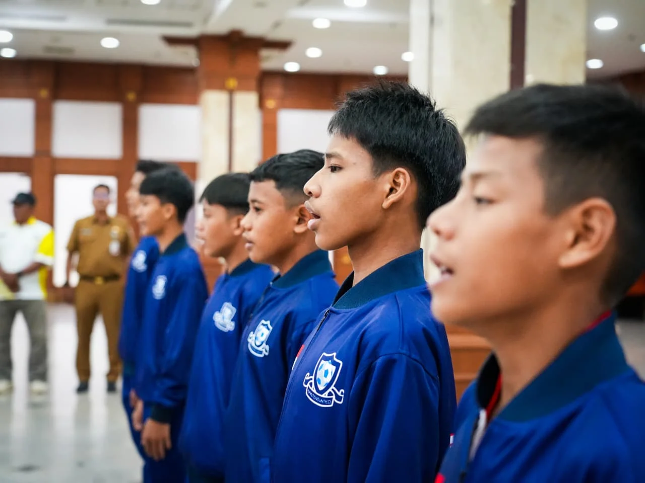 Pemain Banteng United berjaket biru berbaris