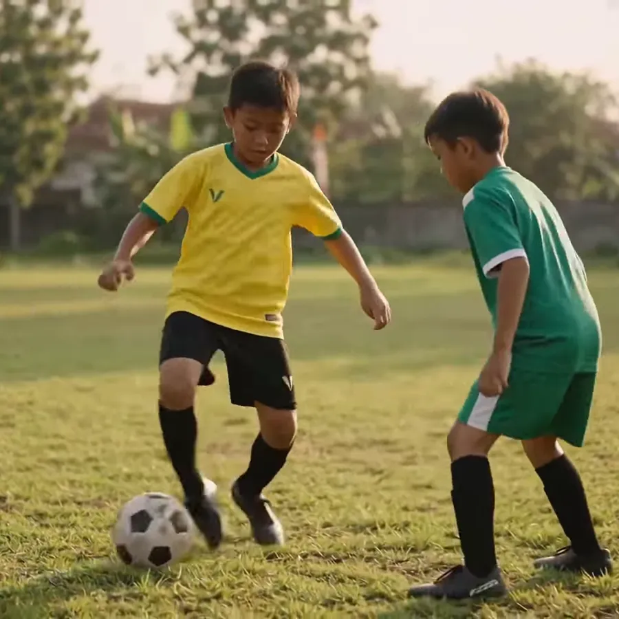 Dua anak berebut bola dalam latihan sepakbola